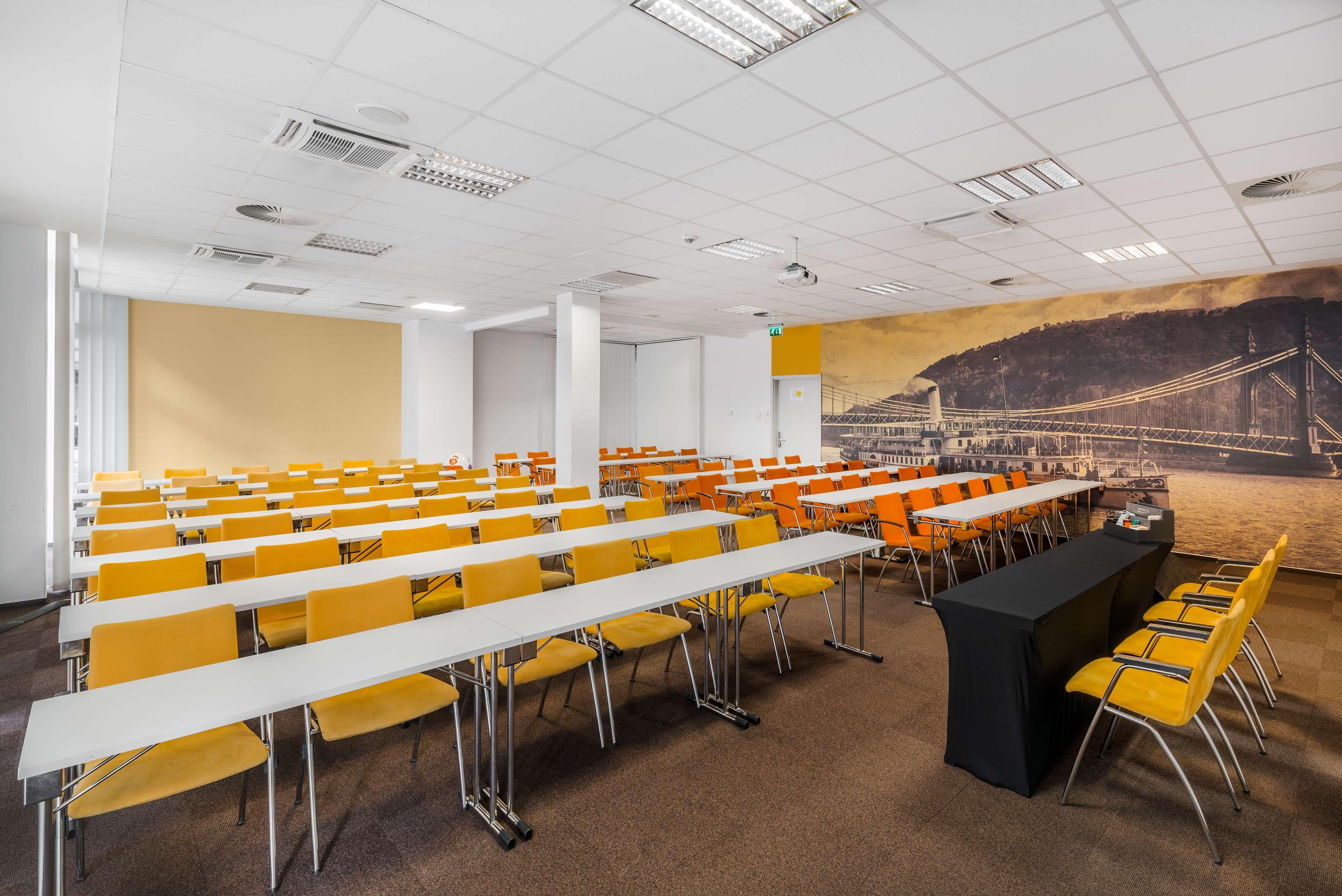 Crowne Plaza By Ihg Отель